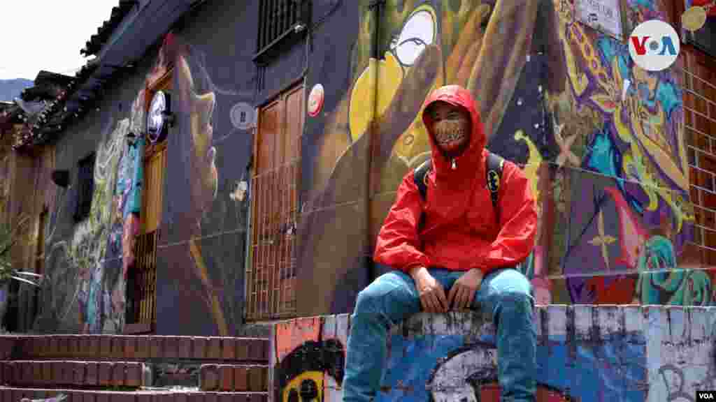 El artista 3Miro frente a uno de sus murales en uno de los recorridos del Graffiti Tour en Bogotá, en La Candelaria, centro histórico y cultural de la capital colombiana. FOTO: Johan Reyes, VOA. 