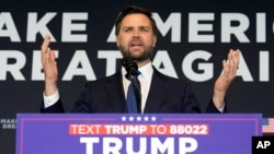 El candidato republicano a la vicepresidencia, el senador por Ohio, JD Vance, habla durante una recaudación de fondos en el Museo de Ciencia y Tecnología Discovery World, el miércoles 17 de julio de 2024, en Milwaukee. (Foto AP/Carolyn Kaster).