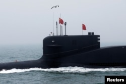 一艘中國海軍潛艦在青島港外參加慶祝解放軍建軍70週年的檢閱活動。（2019年4月23日）
