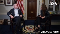 Конгресмен-республіканець Браян Фіцпатрік під час ексклюзивного інтерв'ю з журналісткою "Голосу Америки" Катериною Лісуновою.