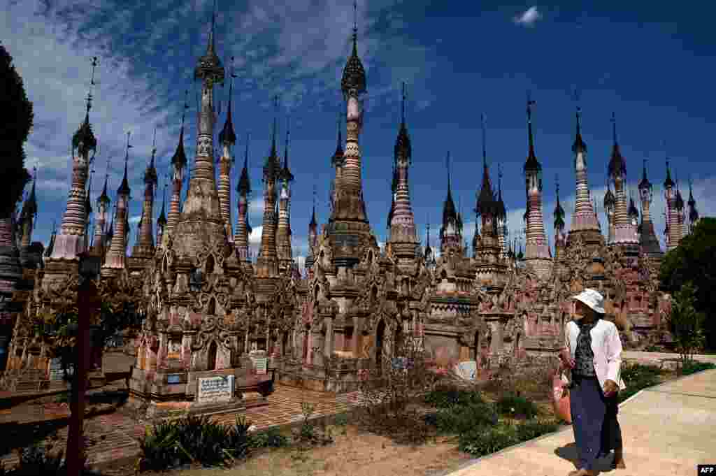 Seorang pengunjung berjalan melewati stupa di kompleks pagoda Kakku dekat kota Taunggyi di negara bagian Shan, Myanmar selatan.