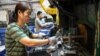 中国山东省滨州市一家餐具厂的工人在生产线上做工。(2024年7月24日)
