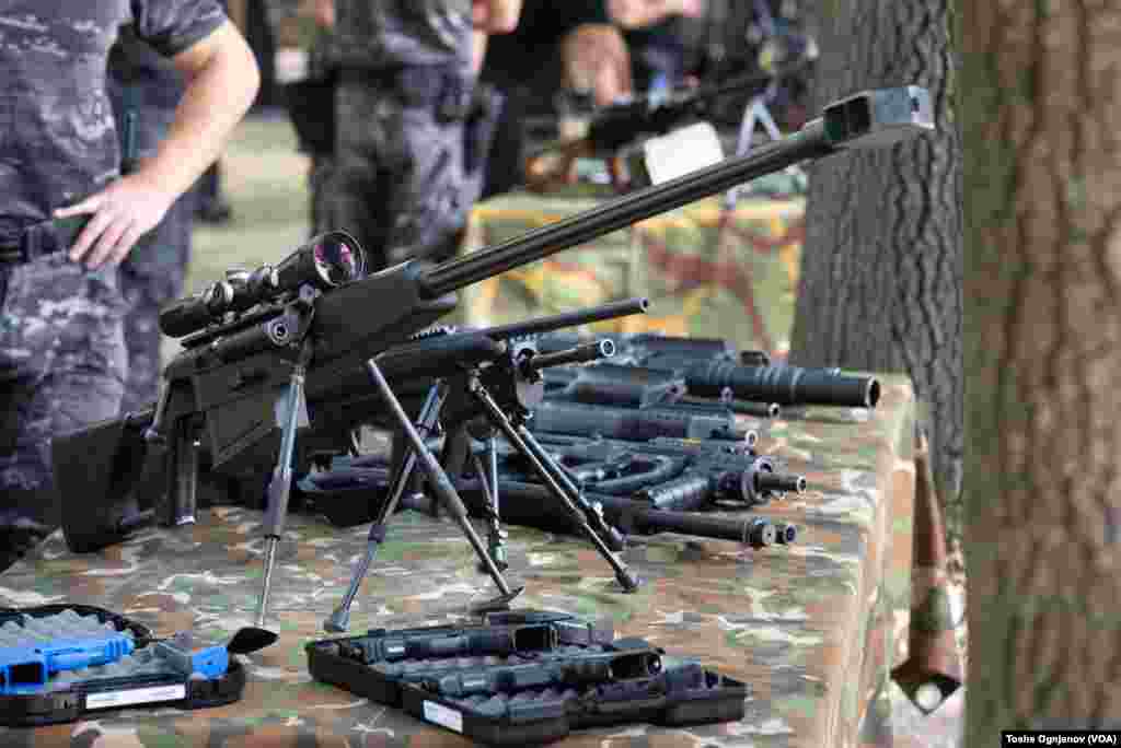 Денот на независноста одбележан со показни вежби и изложба на полициска и воена опрема во Градскиот парк