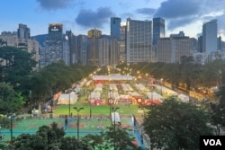 2023年6月4日入夜后的香港维园，悼念六四的烛光不再，取而代之的是一场庆祝香港回归中国26周年的美食市集。（美国之音记者邓凯欣拍摄）