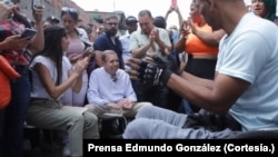 Edmundo González Urrutia, candidato de la Plataforma Unitaria opositora, sonríe durante una actividad de campaña en el sector El Cementerio de Caracas, el 24 de mayo de 2024.