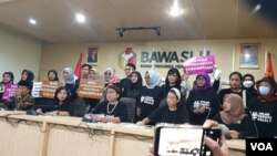 Sejumlah organisasi yang tergabung dalam Masyarakat Peduli Keterwakilan Perempuan (MPKP) mendesak KPU agar merevisi aturan tentang keterwakilan perempuan (VOA/Fathiyah). 