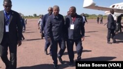 Presidente angolano, João Lourenço (esq) e governador de Malanje, Marchos Nhunga (dir), em Malanje, Angola