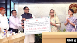 মন্ত্রিসভার বৈঠকের শুরুতে ঋণের প্রথম কিস্তি হিসেবে ৫৫ কোটি ২৯ লাখ ৭৬ হাজার ৬০ টাকার চেক গ্রহণ করেন শেখ হাসিনা। ১৯ জুন, ২০২৩। 