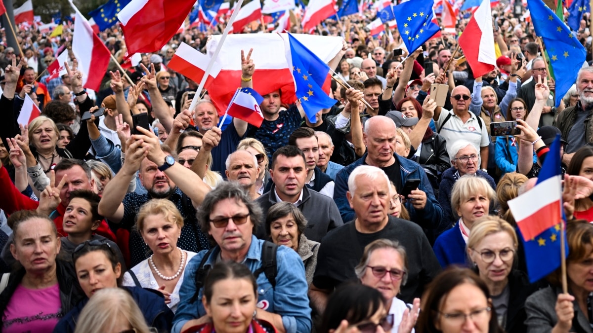 Polish Opposition Holds Massive Warsaw Rally Ahead of Tight Election