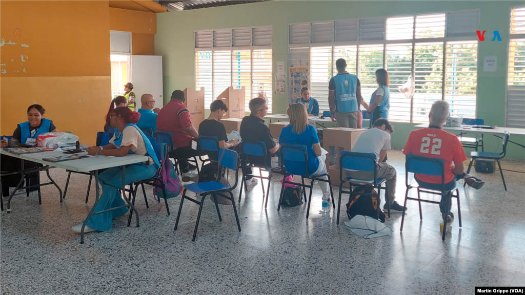 Los votantes colocan su voto en tres urnas para los cargos de presidente, senador y diputado.