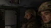 Militares ucranianos sentados dentro de un obús autopropulsado CAESAR de fabricación francesa después de disparar contra posiciones rusas, en la región de Donetsk, el 27 de junio de 2024.