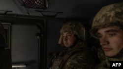 Militares ucranianos sentados dentro de un obús autopropulsado CAESAR de fabricación francesa después de disparar contra posiciones rusas, en la región de Donetsk, el 27 de junio de 2024.