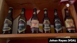 Una imagen de la cerveza tipo rubia, roja y negra que producen en su fábrica en Bogotá exintegrantes de las antiguas FARC. FOTO: Johan Reyes, VOA.