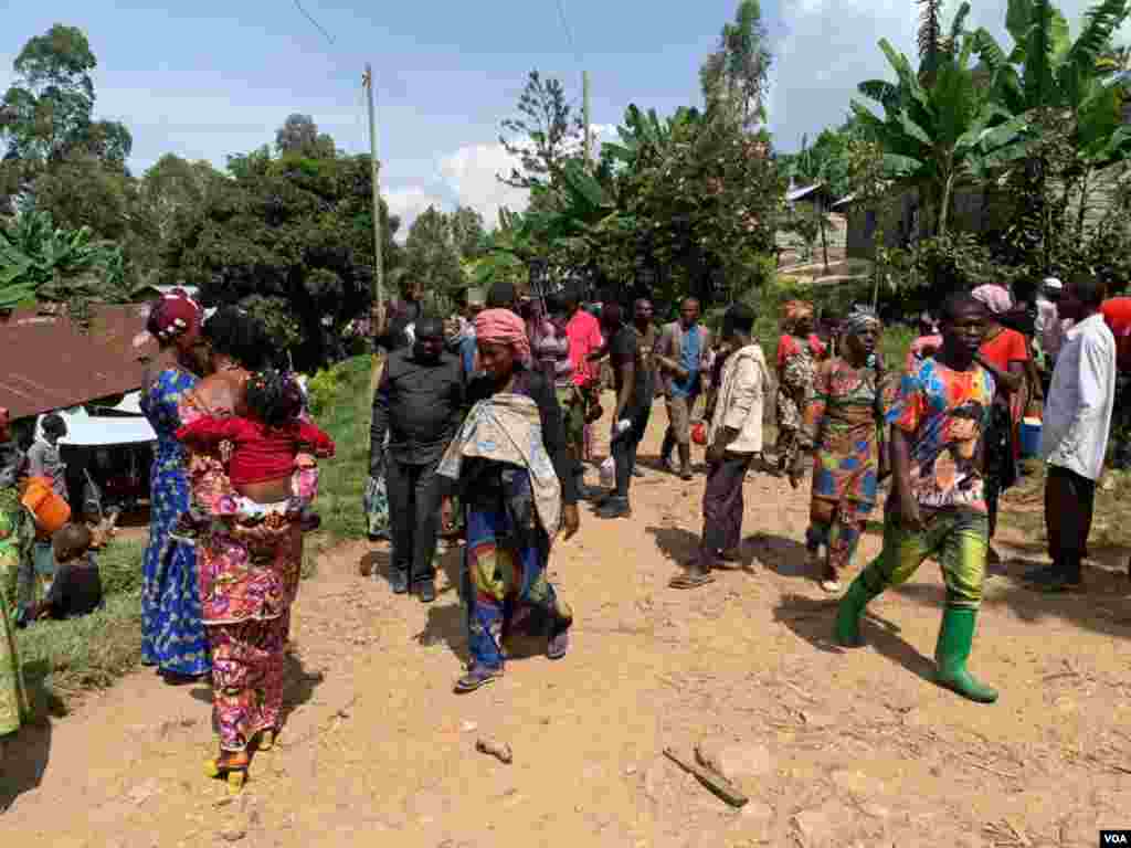 Wananchi wakiwasili katika eneo la kutoa misaada huko Kivu Kusini.Picha na Austere Malivika