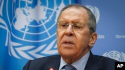 El ministro de Relaciones Exteriores de Rusia, Sergey Lavrov, habla durante una conferencia de prensa en las Naciones Unidas, el martes 25 de abril de 2023. (AP Photo/Bebeto Matthews)