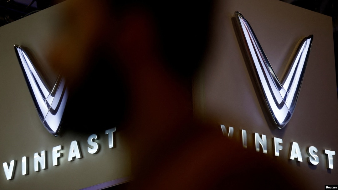 Logo của hãng VinFast tại triển lãm xe hơi ở Paris, 18/10/2022 (REUTERS/Stephane Mahe).