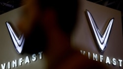 FILE: Logo Vinfast di Paris Auto Show 2022 di Paris, Prancis, 18 Oktober 2022. (REUTERS/Stephane Mahe)