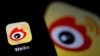 Ілюстрація - на мобільному телефоні видно логотип китайської соціальної мережі Weibo.