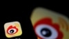 Logo dari platform media sosial asal China, Weibo, terlihat dalam foto ilustrasi yang diambil pada 7 Desember 2021. (Foto: Reuters/Florence Lo) 