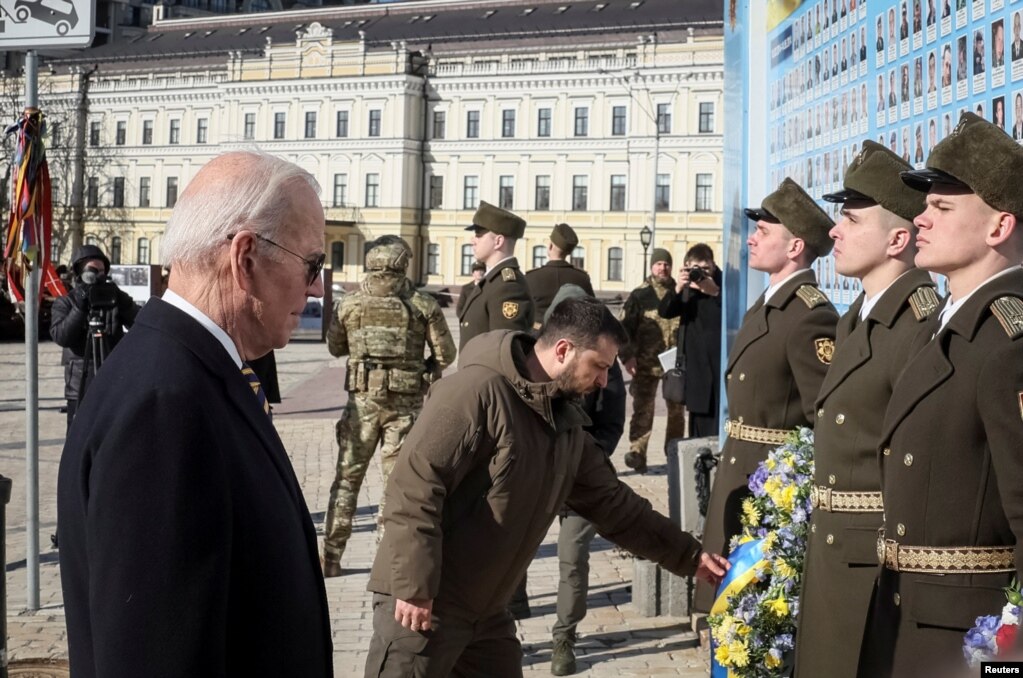 Joe Biden y el presidente de Ucrania, Volodymyr Zelenskyy, visitan el Muro del Recuerdo para rendir homenaje a los soldados ucranianos muertos, en medio del ataque de Rusia.