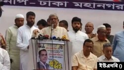 পদযাত্রা কর্মসূচিতে বক্তব্য দিচ্ছেন বিএনপি মহাসচিব মির্জা ফখরুল