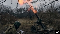 Những người lính tình nguyện nổ súng về phía các vị trí của Nga gần Bakhmut, vùng Donetsk, Ukraine, ngày 8 tháng 3 năm 2023.