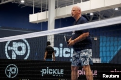 Seseorang bermain Pickleball saat pembukaan "Picklemall", fasilitas olahraga dalam ruangan di dalam mal Arizona Mills, di Tempe, Arizona, AS, 3 Agustus 2023. REUTERS/Liliana Salgado