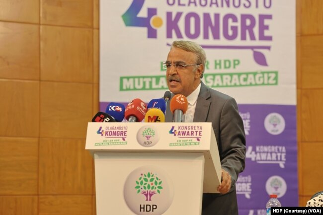 Milletvekili Mithat Sancar, kongrede eş genel başkanlık görevini devretti.