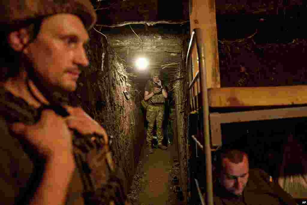Војниците на украинската национална гарда се засолнуваат по нападот кон руските позиции со топ Д-20 на линијата на фронтот кај Харков, Украина. (AP Photo/Евгениј Малолетка)