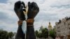 Sebuah monumen seni yang didedikasikan bagi tawanan perang Azovstal tampak di Lapangan Sofiyska di ibu kota Kyiv, Ukraina. (Reuters)&nbsp;