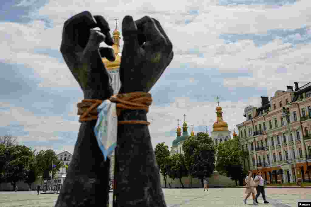 Општ приказ покажува инсталација посветена на заробениците од Азовстал на плоштадот Софијска во Киев, Украина.