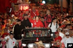 FILE - Taiwan human rights veteran Shih Ming-teh, center, leads a massive march over tens of thousands of protesters en route to a new location for their continued sit-in in Taipei, Taiwan, on Sept. 15, 2006.