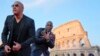 Aktor Vin Diesel (kiri) dan Tyrese Gibson berbpose dalam acara pemutaran perdana film 'Fast X' di Roma, Italia, pada 12 Mei 2023. (Foto: AP/Gregorio Borgia)