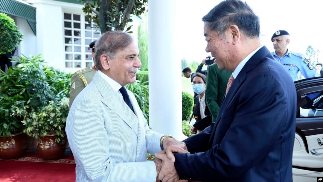 Perdana Menteri Pakistan Shehbaz Sharif, kiri, menyambut kunjungan Wakil Perdana Menteri China He Lifeng di Islamabad, Pakistan, 31 Juli 2023. Lifeng menerima penghargaan sipil tertinggi Pakistan atas jasanya mempromosikan kerja sama ekonomi kedua negara. 