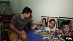 Vincent Khor Wei Fong set up a tribute in his home to his wife, Chin Su King, and 5-year-old son, Daniel Khor Yen Hong, who were both killed by a landslide in December 2022. (Dave Grunebaum/VOA)