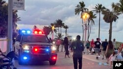 ARCHIVO: La policía responde a un tiroteo en el paseo marítimo de Hollywood Beach, Florida, el 29 de mayo de 2023.