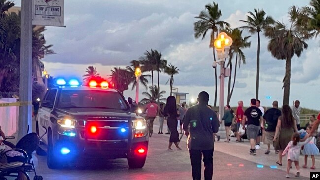 La policía responde a un tiroteo en el paseo marítimo de Hollywood Beach, Florida, EEUU, el lunes, 29 de mayo de 2023. [Foto: Mike Stocker/South Florida Sun-Sentinel vía AP]