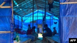 ချင်းပြည်နယ်အတွင်းက ထွက်ပေးလာသူ ဒုက္ခသည်များကို အိန္ဒိယနိုင်ငံ မိဇိုးရမ်းပြည်နယ်တွင်း တနေရာတွင် တွေ့ရစဉ် (စက်တင်ဘာ ၂၃၊ ၂၀၂၃)