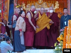 Dalai Lama memberikan pengajaran tentang doktrin Budha tentang “Membangkitkan Bodhicitta” di biara Sed-Gyued Salugara, Benggala Barat. (Foto: VOA)
