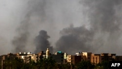 De la fumée s'élève au-dessus d'immeubles à Khartoum le 24 mai 2023.