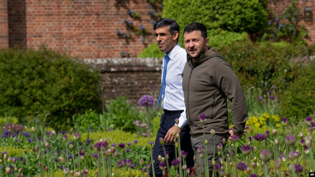 Britain's Prime Minister Rishi Sunak, left, and Ukraine's President Volodymyr Zelenskyy, walk in the garden at Chequers, the prime minister's official country residence, in Aylesbury, England, May 15, 2023.