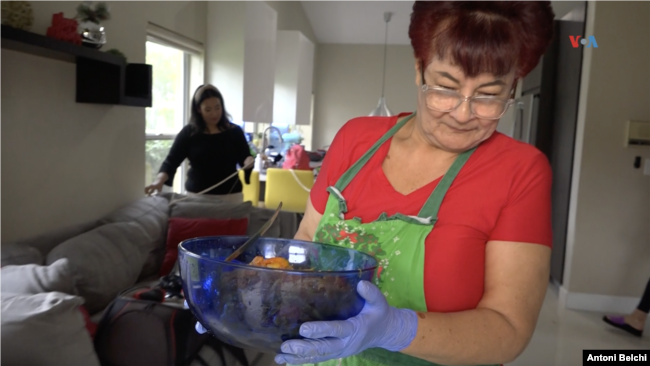 La hallaca es un plato típico venezolano parecido al tamal que se consume durante las fiestas navideñas.