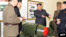 북한은 지난 3월 김정은 국무위원장이 600㎜ 초대형방사포와 순항미사일 화살-1형·화살-2형, 단거리탄도미사일 화성-11형 등에 탑재 가능한 전술 핵탄두 ‘화산-31’을 살펴봤다며 사진을 공개했다.