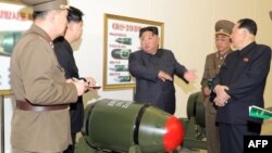 북한은 김정은 국무위원장이 600㎜ 초대형방사포와 순항미사일 화살-1형·화살-2형, 단거리탄도미사일 화성-11형 등에 탑재 가능한 전술 핵탄두 ‘화산-31’을 살펴봤다며 지난 3월 사진을 공개했다.