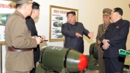 Pemimpin Korea Utara Kim Jong Un (tengah) memeriksa proyek persenjataan nuklir di lokasi yang tidak diketahui di Korea Utara. (Foto: KCNA VIA KNS/AFP)