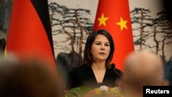 德国外长安娜莱娜·贝尔伯克与中国外长秦刚在北京钓鱼台国宾馆出席联合记者会时讲话。（2023年4月14日）