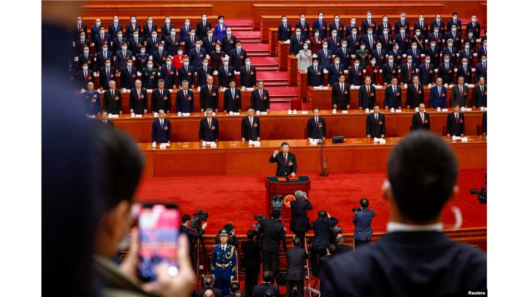 Presiden Xi Jinping (tengah) mengambil sumpahnya dalam Sidang Paripurna Ketiga Kongres Rakyat Nasional (NPC) di Aula Besar Rakyat, di Beijing, China, 10 Maret 2023. (Foto: via Reuters)
