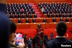 Presiden Xi Jinping (tengah) mengambil sumpahnya dalam Sidang Paripurna Ketiga Kongres Rakyat Nasional (NPC) di Aula Besar Rakyat, di Beijing, China, 10 Maret 2023. (Foto: via Reuters)