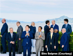 Presiden Jokowi berphoto bersama dengan negara anggota G7 di Hiroshima, Jepang. (Foto: Courtesy/Biro Setpres)