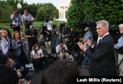 Ketua Kongres AS Kevin McCarthy berbicara dengan pewarta setelah bertemu dengan Presiden AS Joe Biden di Gedung Putih, Washington, 22 Mei. (Foto: REUTERS/Leah Millis)